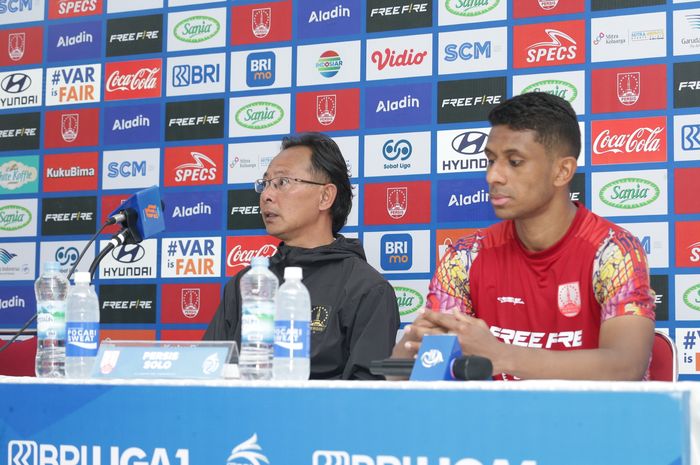 Konferensi pers Persis Solo dihadiri oleh Ong Kim Swee dan Cleylton Santos di Stadion Manahan, Solo pada Minggu (12/1/2025).