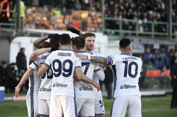 Para pemain Inter Milan merayakan gol Matteo Darmian (dua dari kiri) ke gawang Venezia dalam laga Liga Italia di Stadion Pier Luigi Penzo (12/1/2025).