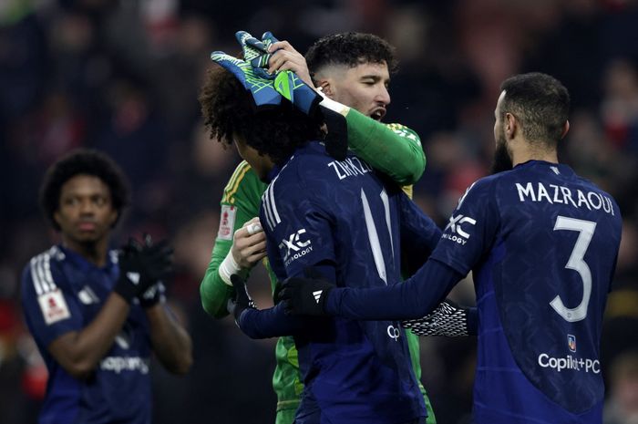 Altay Bayindir dan Joshua Zirkzee, dua aktor kunci kemenangan Man United atas Arsenal dalam adu penalti saat melakoni laga Piala FA di Emirates Stadium, London (12/1/2025).