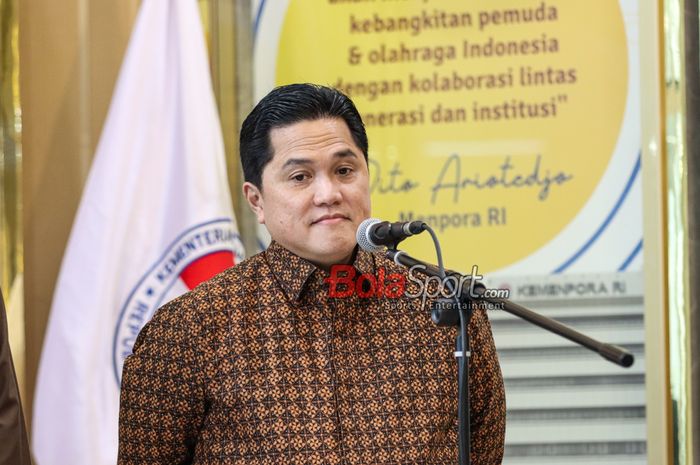 Ketua Umum PSSI, Erick Thohir, sedang memberikan keterangan kepada awak media di Media Center Kemenpora, Senayan, Jakarta, Senin (13/1/2025).