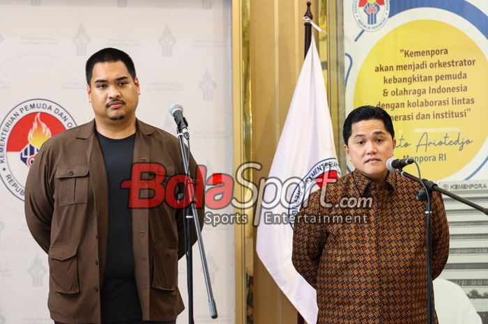 Menteri Pemuda dan Olahraga Republik Indonesia, Dito Ariotedjo (kiri) dan Ketua Umum PSSI, Erick Thohir (kanan), sedang memberikan keterangan kepada awak media di Media Center Kemenpora, Senayan, Jakarta, Senin (13/1/2025).