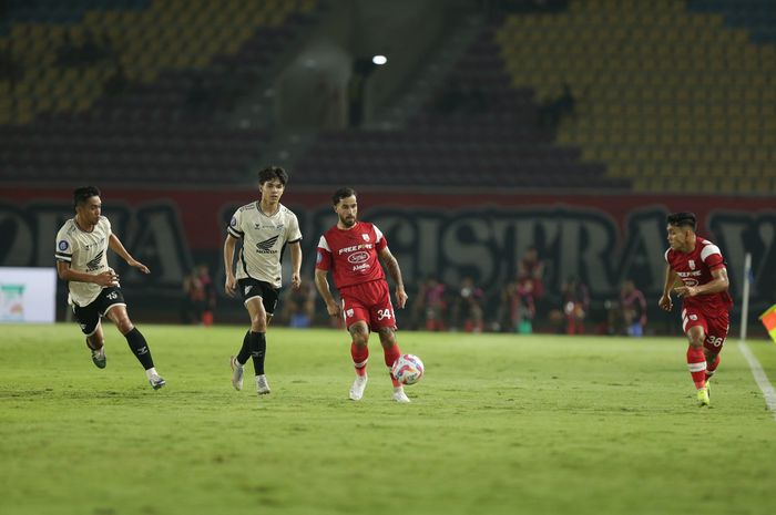 Suasana laga Persis Solo vs PSM Makassar dalam laga pekan ke-18 Liga 1 2024/2025 di Stadion Manahan, Solo, Senin (13/1/2025) malam WIB