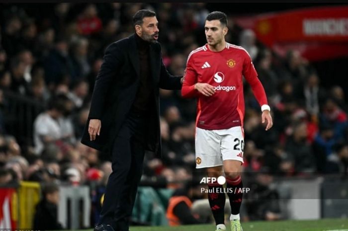 Ruud van Nistelrooy saat berbicara dengan Diogo Dalot dalam laga Man United melawan Chelsea di Liga Inggris (3/11/2024). Van Nistelrooy yang kini melatih Leicester akan menjadi lawan United pada ronde keempat Piala FA.