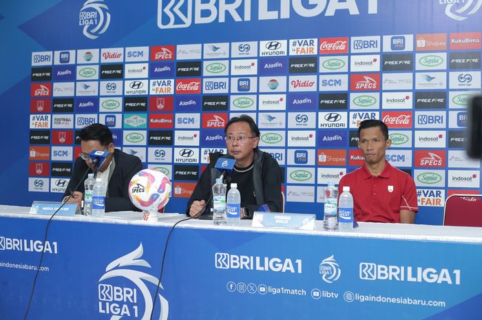 Pelatih Persis Solo, Ong Kim Swee dan Eky Taufik usai kalah dari PSM Makassar 0-1 di Stadion Manahan, Solo, Senin (13/1/2025).