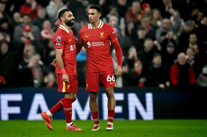 Mohamed Salah (kiri) dan Trent Alexander-Arnold saat merayakan gol Liverpool ke gawang Leicester City dalam duel Liga Inggris di Anfield (26/12/2024).