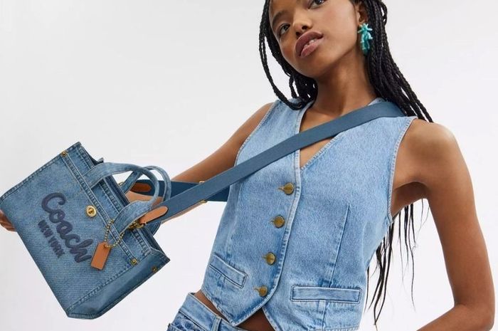 Salah satu tas denim dari brand populer Coach.
