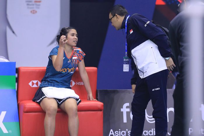 Tunggal putri Indonesia, Gregoria Mariska Tunjung, berbicara dengan pelatihnya, Imam Tohari, saat tampil pada babak pertama India Open 2025 di Delhi, India, 14 Januari 2025.