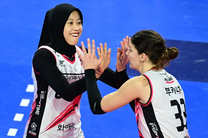 Spiker Daejeon JungKwanJang Red Sparks, Megawati Hangestri Pertiwi dan Vanja Bukilic melakukan tos saat laga melawan Hwaseong IBK Altos di Liga Voli Korea, Selasa, 14 Januari 2025