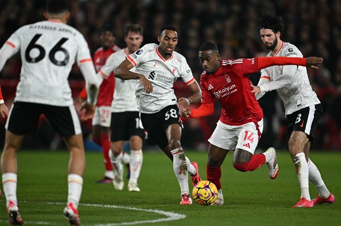 Liverpool bertanding melawan Nottingham Forest pada matchweek ke-21 Liga Inggris 2024-2025 di Stadion The City Ground, Selasa (14/1/2025).