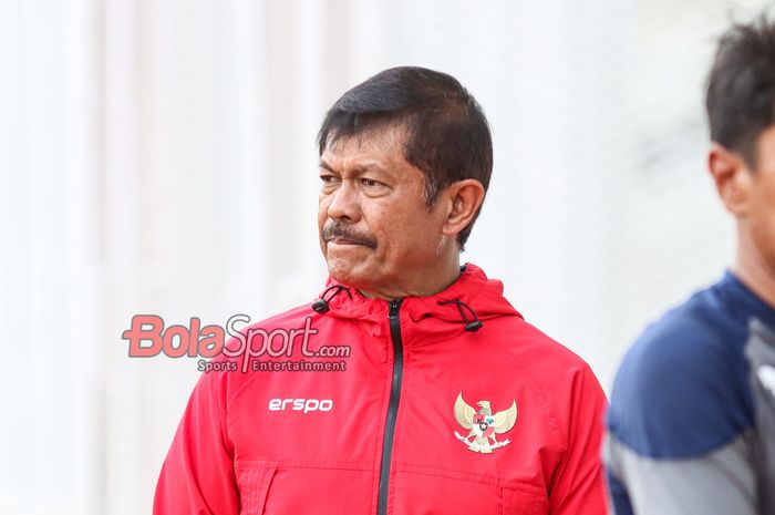 Pelatih timnas U-20 Indonesia, Indra Sjafri, saat hadir di Stadion Madya, Senayan, Jakarta, Rabu (15/1/2025).