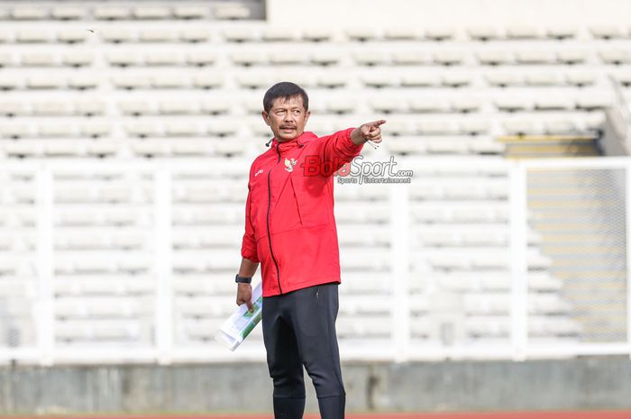 Pelatih timnas U-20 Indonesia, Indra Sjafri, saat hadir di Stadion Madya, Senayan, Jakarta, Rabu (15/1/2025).