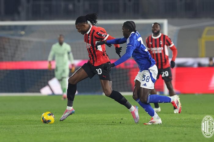 Aksi Rafael Leao dalam laga Como 1907 vs AC Milan pada giornata 19 Liga Italia 2024-2025 di Stadion Giuseppe Sinigaglia, Selasa (14/1/2025).