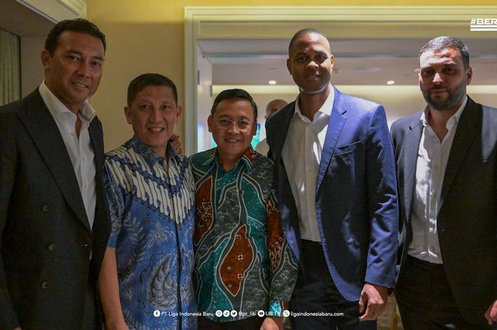 Perwakilan Klub Liga 1 dan PT LIB bertemu dengan pelatih Timnas Indonesia Patrick Kluivert (jas biru dari kanan), serta asisten pelatih Denny Landzaat (kiri).