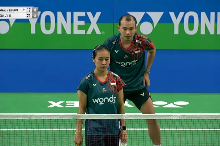 Aksi ganda campuran Indonesia, Rinov Rivaldy/Pitha Haningtyas Mentari, saat tampil pada babak pertama India Open 2025 di New Delhi, India, 15 Januari 2025.