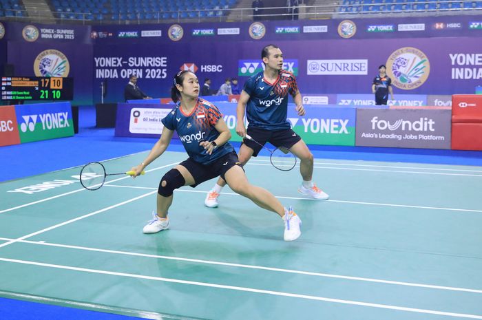 Aksi ganda campuran Indonesia, Rinov Rivaldy/Lisa Ayu Kusumawati, saat tampil pada babak pertama India Open 2025 di New Delhi, India, 15 Januari 2025.