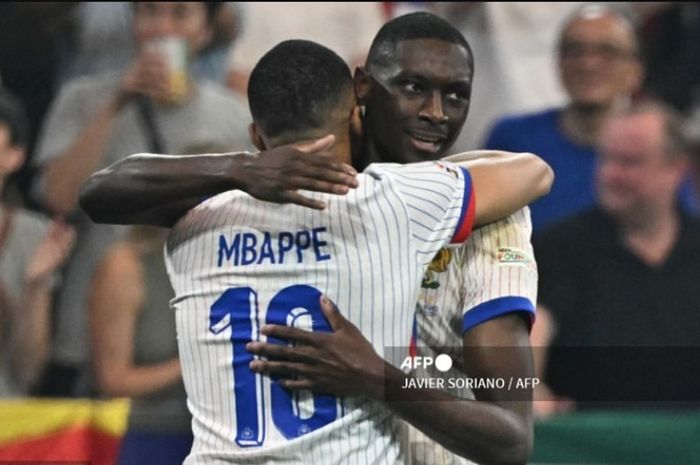 Randal Kolo Muani (kanan) merayakan gol bersama Kylian Mbappe dalam laga timnas Prancis melawan Spanyol di Euro 2024.