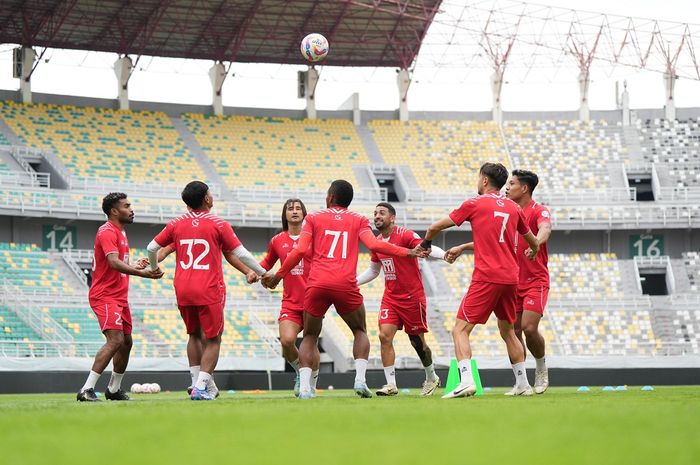 Pemain-pemain Malut United dalam latihan resmi menjelang laga Liga 1 melawan Persebaya Surabaya di Stadion Gelora Bung Tomo, Kamis (16/1/2025).