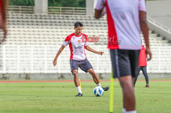 Dony Tri Pamungkas (kiri) sedang berlatih bersama timnas U-20 Indonesia di Stadion Madya, Senayan, Jakarta, Rabu (15/1/2025).
