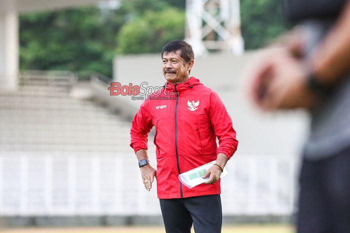 Pelatih timnas U-20 Indonesia, Indra Sjafri, sedang memantau para pemainnya berlatih di Stadion Madya, Senayan, Jakarta, Rabu (15/1/2025).