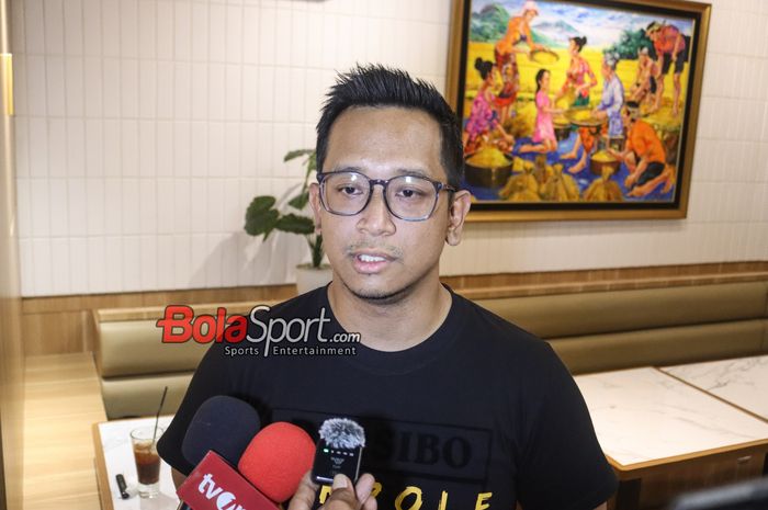 Presiden Persibo Bojonegoro, Deddy Adrianto Wibowo, sedang memberikan keterangan kepada awak media di Kawasan Jakarta, Kamis (16/1/2025).