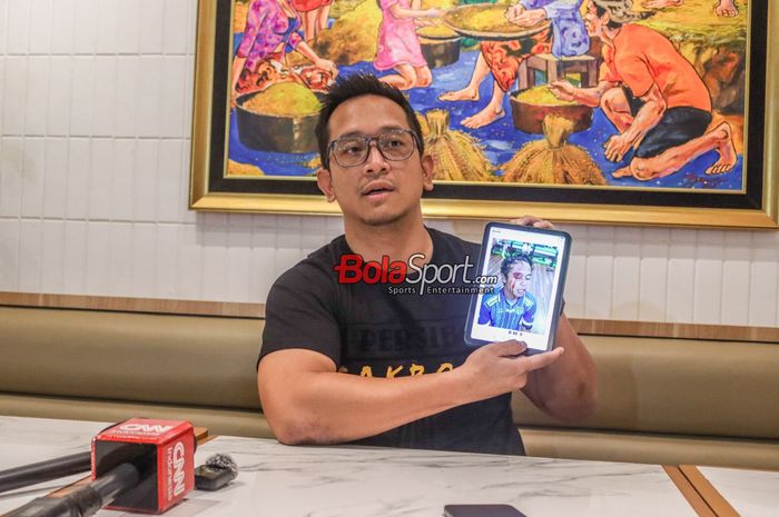 Presiden Persibo Bojonegoro, Deddy Adrianto Wibowo, sedang memberikan keterangan kepada awak media di Kawasan Jakarta, Kamis (16/1/2025).