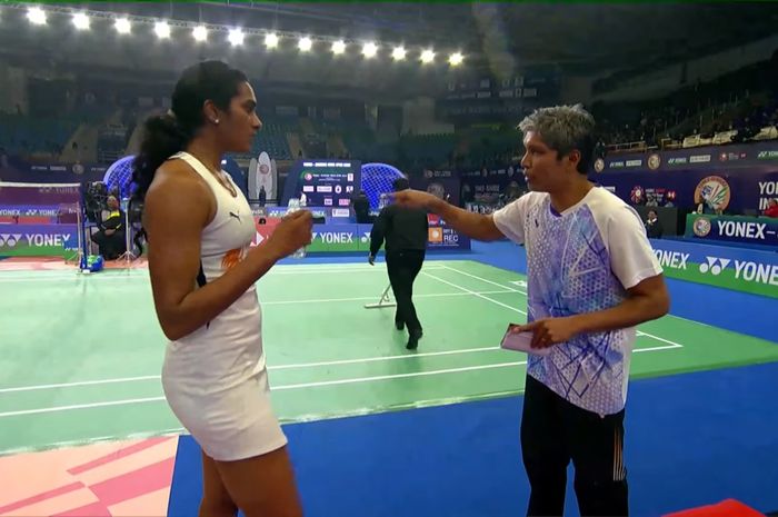 Tunggal putri India, Pusarla Venkata Sindhu (kiri), mendengarkan arahan dari pelatihnya asal Indonesia, Irwansyah, saat pertandingan babak kedua India Open 2025 di New Delhi, India, 16 Januari 2025.