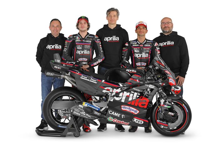 Potret tim Aprilia bersama motor RS-GP untuk MotoGP 2025. Dari kiri: Kepala Tim Paolo Bonora, Marco Bezzecchi, CEO Massimo Rivola, Jorge Martin, dan Direktur Teknis Fabiano Sterlacchini.