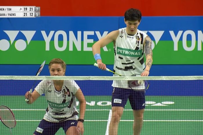 Aksi ganda campuran unggulan Malaysia sekaligus anak didik Nova Widianto, Chen Tang Jie/Toh Ee Wei di babak kedua India Open 2025, di New Delhi, India, Kamis (16/1/2025).