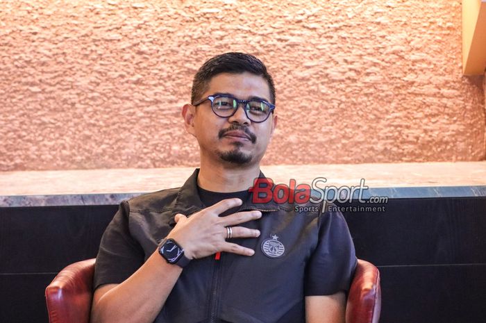 Manajer Persija Jakarta, Bambang Pamungkas, sedang memberikan keterangan kepada awak media di Garuda Arena, Sarinah, Jakarta, Jumat (17/1/2025).