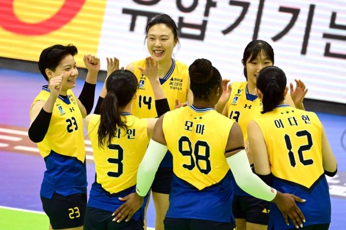 Tim bola voli putri, Suwon Hyundai E&amp;C Hillstate merayakan kemenangan atas Hwaseong IBK Altos pada lanjutan putaran keempat Liga Voli Korea 2024-2025 di Suwon Gymnasium, Jumat (17/1/2025).