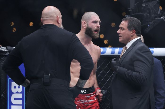 Petarung kelas berat ringan Jiri Prochazka, saat diperiksa tim medis usai mendapatkan colokan mata melawan Jamahal Hill pada UFC 311, Minggu (19/1/2025)