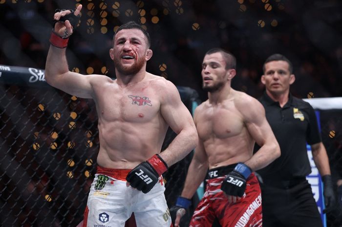 Penilaian dewan juri dalam duel Umar Nurmagomedov (kanan) lawan Merab Dvalishvili (kiri) pada UFC 311 jadi sorotan.