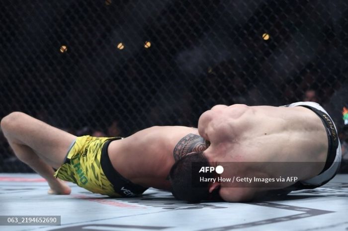 Petarung UFC kelas ringan, Islam Makhachev saat melakukan kuncian cekikan leher (D'Arce choke) ke Renato Moicano pada hasil UFC 311 di Intuit Dome, Inglewood, California, Minggu (19/1/2025) WIB