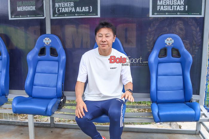 Mantan pelatih timnas Indonesia, Shin Tae-yong, sedang menjalani sesi syuting cameo pada film Indonesia berjudul Ghost Soccer di Kawasan Subang, Jawa Barat, Minggu (19/1/2025).