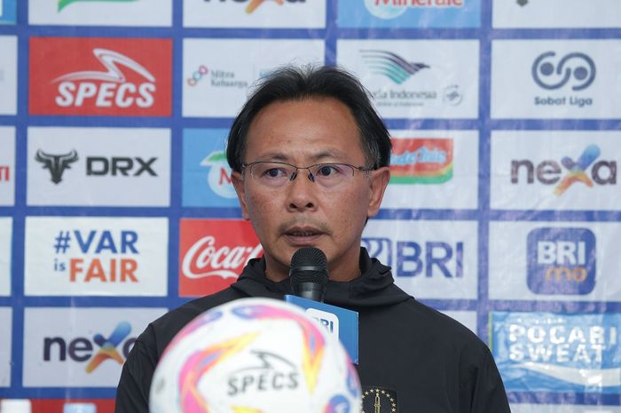 Pelatih Persis Solo, Ong Kim Swee saat menghadiri konferensi pers jelang lawan PSIS Semarang di Stadion Jatidiri, Minggu (19/1/2025).