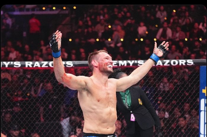 Eks juara ONE Championship, Reinier De Ridder merayakan kemenangan atas saksi kehebatan Khamzat Chimaev, Kevin Holland pada UFC 311.