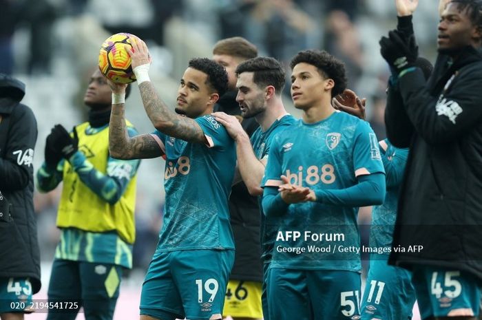 Justin Kluivert dari AFC Bournemouth memegang bola saat memberi penghormatan kepada para penggemar di akhir pertandingan Liga Inggris melawan Newcastle United.