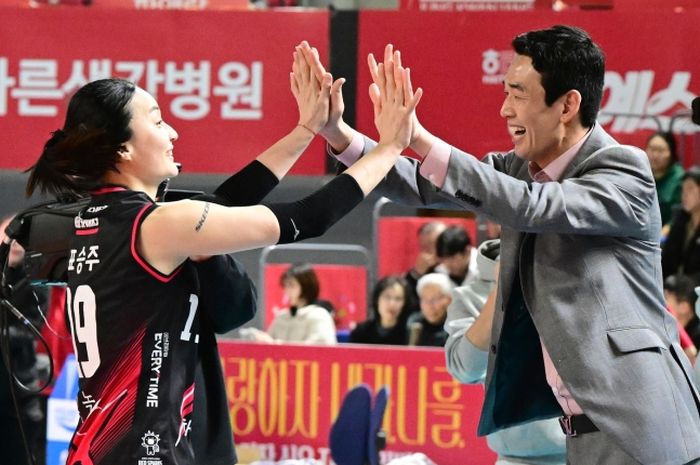 Pebola voli putri Daejeon JungKwanJang Red Sparks, Pyo Seung-ju dan pelatih Ko Hee-jin dalam lanjutan Liga Voli Korea 2024-2025.