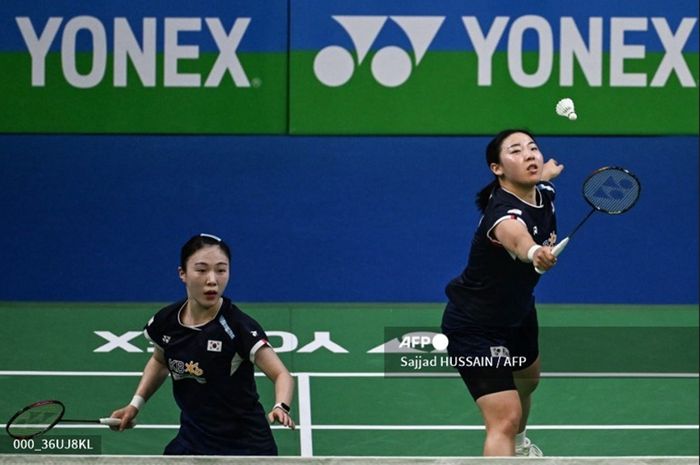 Kemenangan Korea Selatan atas Kanada pada lanjutan fase grup Sudirman Cup 2025 diwarnai momen Kim Hye-jeong/Kong Hee-yong membulani-bulani musuhnya hingga An Se-young selamat dari dipaksa main tiga gim.