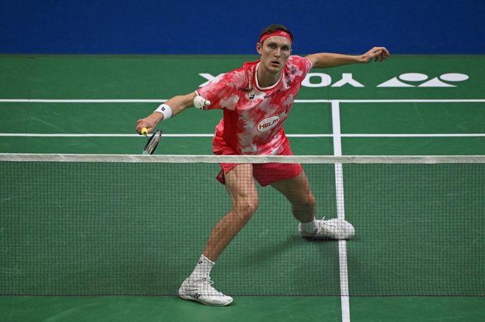 Viktor Axelsen dari Denmark melakukan pengembalian bola ke arah Jonatan Christie dari Indonesia dalam pertandingan semifinal tunggal putra India Open 2025 di New Delhi, 18 Januari 2025.