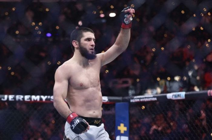(Resolusi terlalu rendah) Juara kelas ringan UFC, Islam Makhachev, saat menghadapi Renato Moicano pada UFC 311, Sabtu, 18 Januari di California, Amerika Serikat