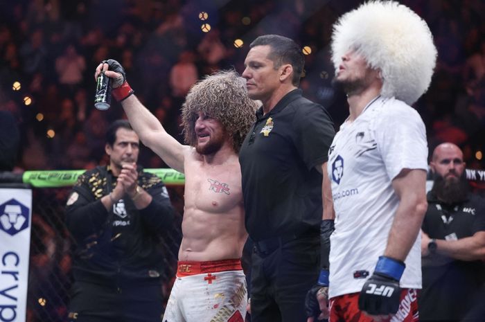 Merab Dvalishvili dari Georgia merayakan kemenangannya atas Umar Nurmagomedov dari Rusia dalam perebutan gelar juara kelas bantam dalam UFC 311 di Intuit Dome, Inglewood, California, pada 18 Januari 2025.