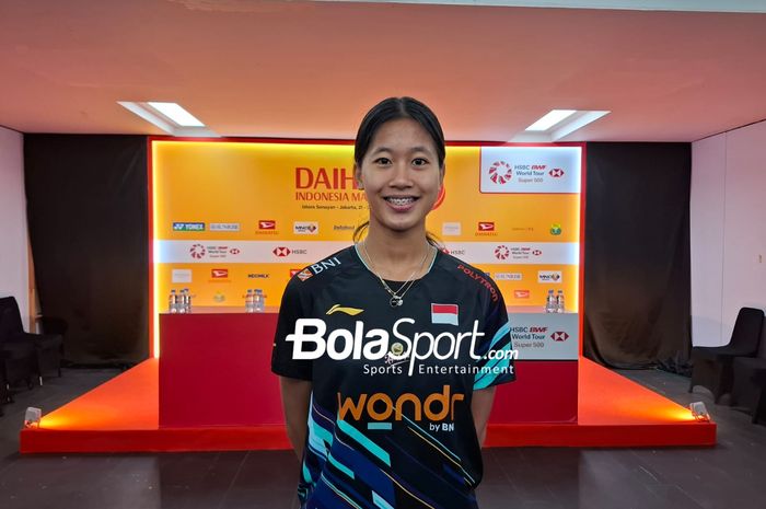 Pebulu tangkis tunggal putri Indonesia, Putri Kusuma Wardani, berpose setelah konferensi pers Indonesia Masters 2025 di Istora Senayan, Jakarta, Senin (20/1/2025).