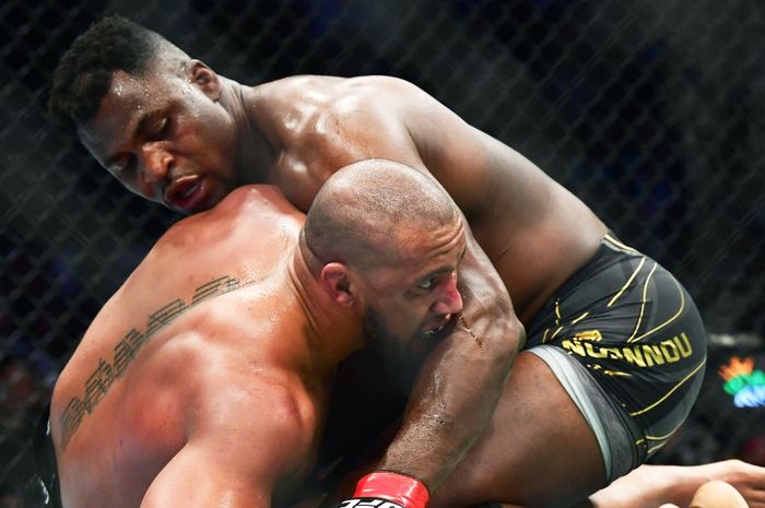 Biasanya dikenal mengandalkan pukulan, Francis Ngannou tiba-tiba menjadi pegulat saat mengalahkan Ciryl Gane di UFC 270 pada 22 Januari 2022.