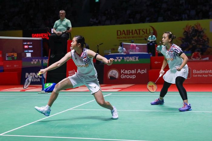 Ganda putri Indonesia, Amallia Cahaya Pratiwi, melakukan antisipasi saat tampil bersama Febriana Dwipuji Kusuma pada babak pertama Indonesia Masters 2025 di Istora Gelora Bung Karno, Senayan, Jakarta, 21 Januari 2025.