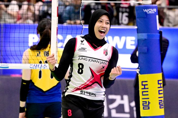 Opposite hitter Daejeon JungKwanJang Red Sparks, Megawati Hangestri Pertiwi berselebrasi usai melancarkan spike tajam ke arah Suwon Hyundai E&amp;C Hillstate pada putaran empat Liga Voli Korea 2024-2025, di Suwon Gymnasium, Suwon, Korea Selatan, Rabu (22/1/2025).