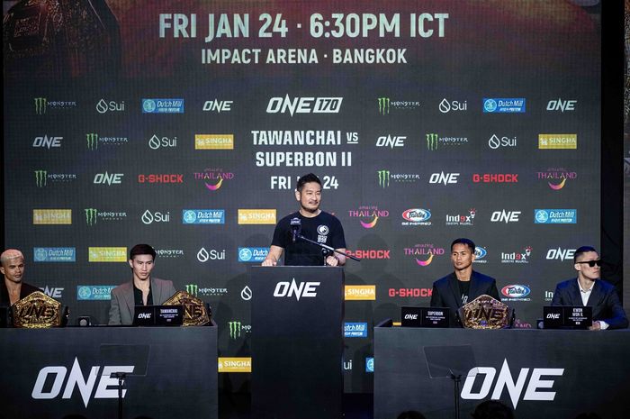 CEO ONE Championship, Chatri Sityodtong (tengah) berbicara dalam sesi konferensi pers ONE 170 di Bangkok, Thailand, pada Selasa (21/1/2025)