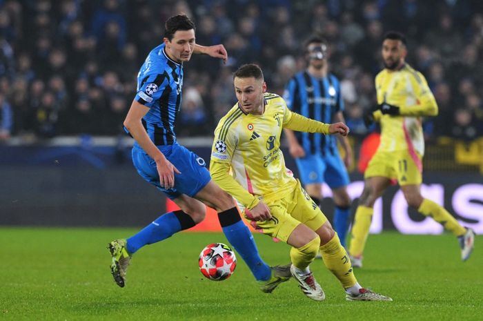 Gelandang Juventus, Teun Koopmeiners (kuning), berduel dengan pemain Club Brugge, Hans Vanaken, dalam laga Liga Champions di Staidon Jan Breydel, Selasa (21/1/2025).
