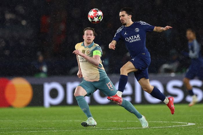 Duel gelandang Man City, Kevin De Bruyne (kiri) dan pemain PSG, Vitinha, dalam laga Liga Champions, Rabu (22/1/2025) di Parc des Princes.
