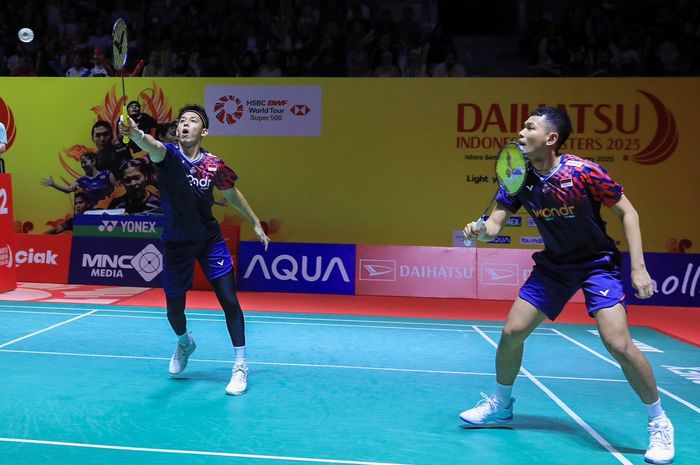 Pemain ganda putra Indonesia, Muhammad Rian Ardianto, berupaya menjangkau bola saat tampil bareng Fajar Alfian dalam laga babak 16 besar Indonesia Masters 2025 di Istora Gelora Bung Karno, Senayan, Jakarta, 23 Januari 2025.